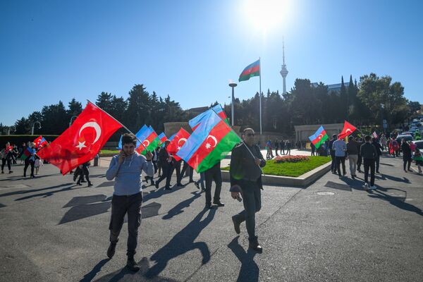 Жители Баку отмечают День Государственного флага - Sputnik Azərbaycan