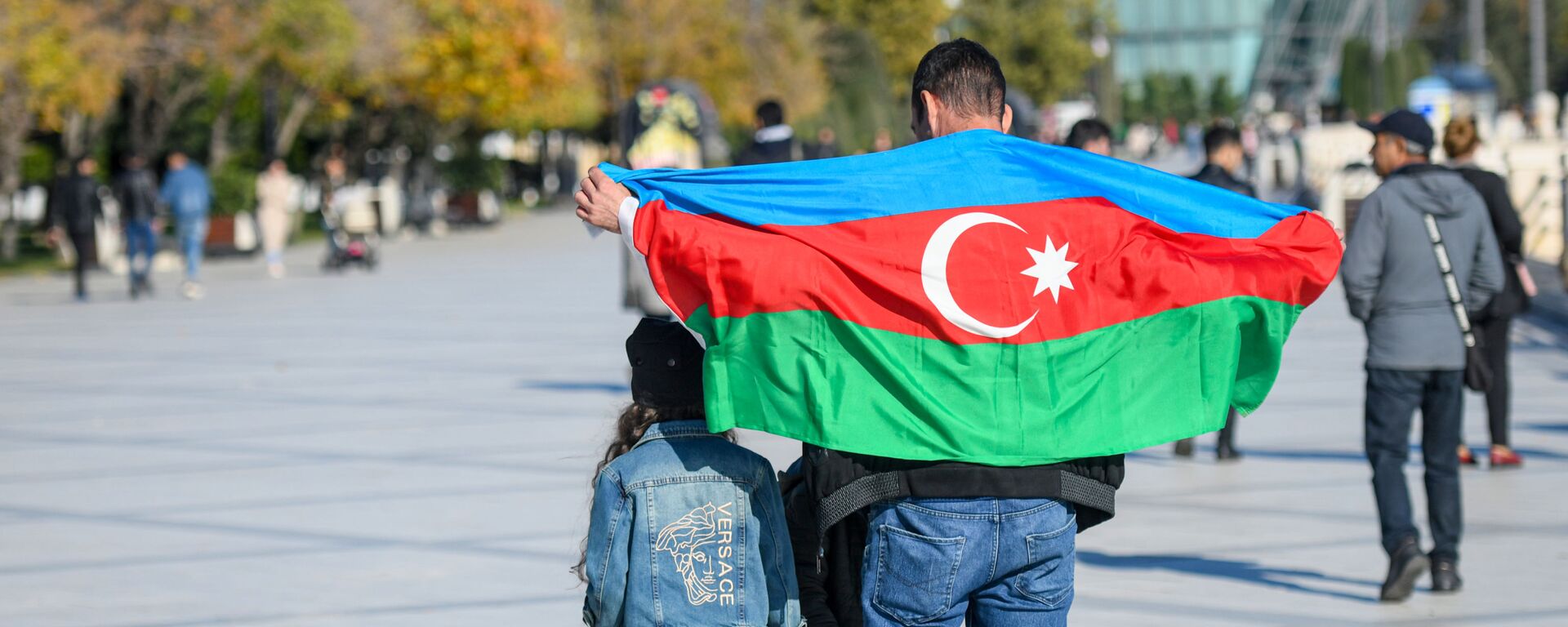 Мужчина с флагом Азербайджана, фото из архива - Sputnik Азербайджан, 1920, 25.02.2022