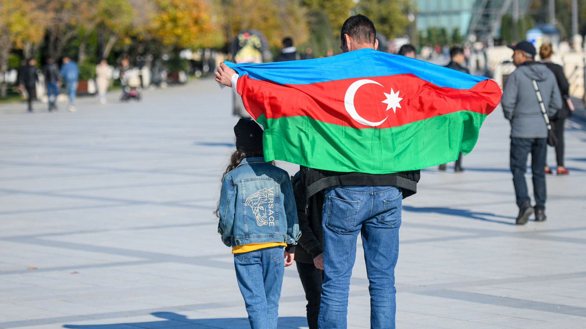 Мужчина с флагом Азербайджана, фото из архива - Sputnik Азербайджан, 1920, 25.02.2022
