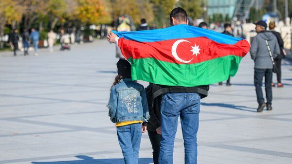 Мужчина с флагом Азербайджана, фото из архива - Sputnik Азербайджан