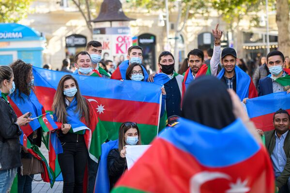 Улицы столицы Азербайджана окрашены в цвета государственного флага - Sputnik Азербайджан