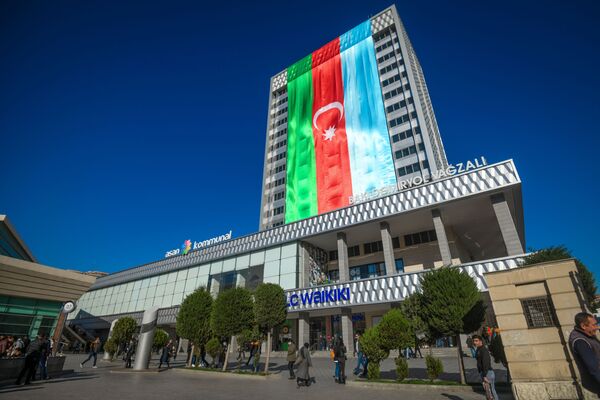 Улицы столицы Азербайджана окрашены в цвета государственного флага - Sputnik Азербайджан