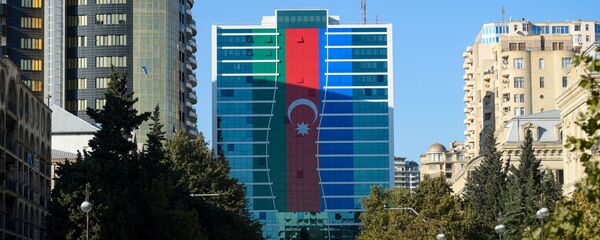 Жители Баку отмечают День Государственного флага - Sputnik Азербайджан