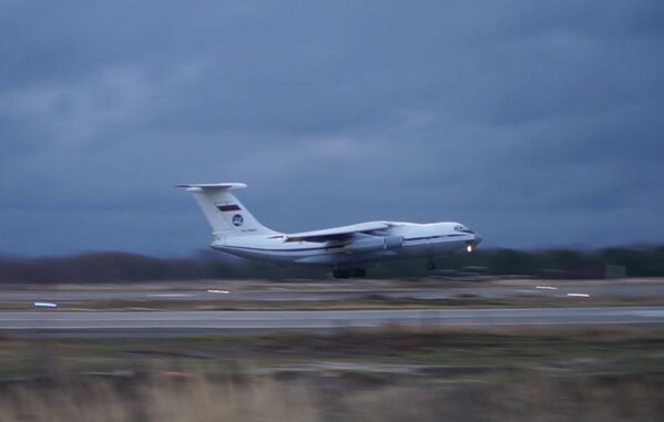 Погрузка военной техники и личного состава в Ил-76 на аэродроме Ульяновск-Восточный - Sputnik Azərbaycan