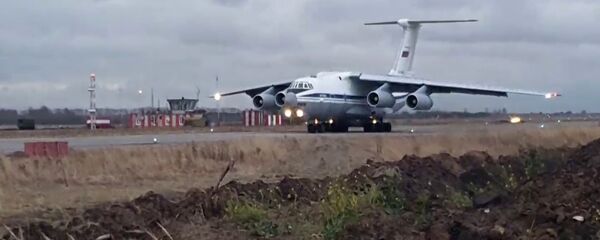 Погрузка военной техники и личного состава в Ил-76 на аэродроме Ульяновск-Восточный Погрузка военной техники и личного состава в Ил-76 на аэродроме Ульяновск-Восточный - Sputnik Азербайджан
