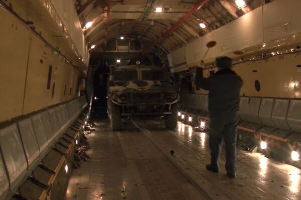Погрузка военной техники и личного состава в Ил-76 на аэродроме Ульяновск-Восточный - Sputnik Азербайджан