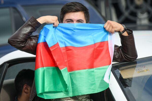 Atəşkəs bəyanatından sonra Bakıda vəziyyət - Sputnik Азербайджан