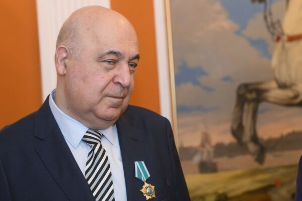 Азербайджанский писатель Чингиз Абдуллаев - Sputnik Азербайджан