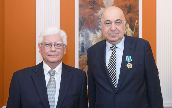 Посол РФ в Азербайджане Михаил Бочарников и писатель Чингиз Абдуллаев - Sputnik Азербайджан