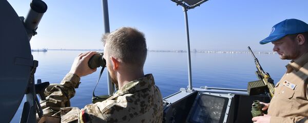 Немецкий солдат наблюдает в бинокль на борту корвета ВМС Германии Немецкий солдат наблюдает в бинокль на борту корвета ВМС Германии - Sputnik Азербайджан