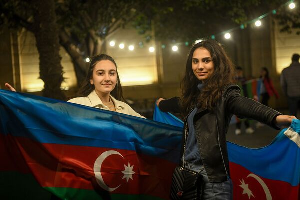 Жители Баку отмечают окончание войны в Нагорном Карабахе - Sputnik Азербайджан