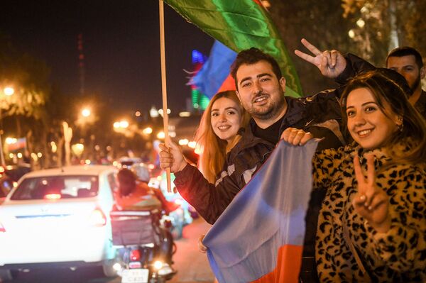 Жители Баку отмечают окончание войны в Нагорном Карабахе - Sputnik Азербайджан