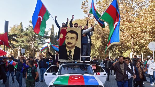 Ситуация в Азербайджане после принятия совместного заявления РФ, Азербайджана и Армении о прекращении огня в Карабахе - Sputnik Азербайджан