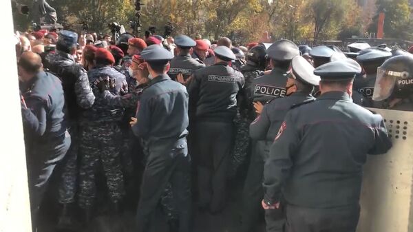 К центру Еревана стягиваются войска: оппозиция требует отставки Пашиняна - видео К центру Еревана стягиваются войска: оппозиция требует отставки Пашиняна - видео - Sputnik Азербайджан