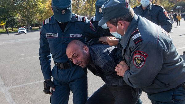 Сотрудники правоохранительных органов задерживают участника митинга оппозиции на площади Свободы в Ереване - Sputnik Азербайджан