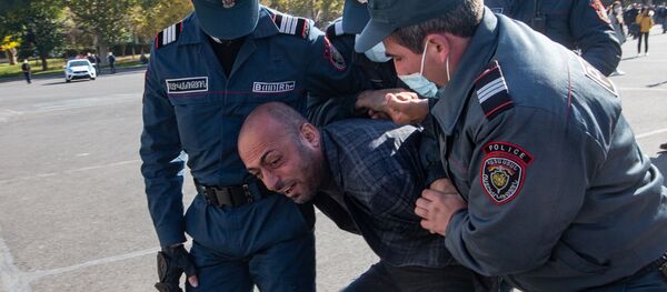 Сотрудники правоохранительных органов задерживают участника митинга оппозиции на площади Свободы в Ереване - Sputnik Азербайджан