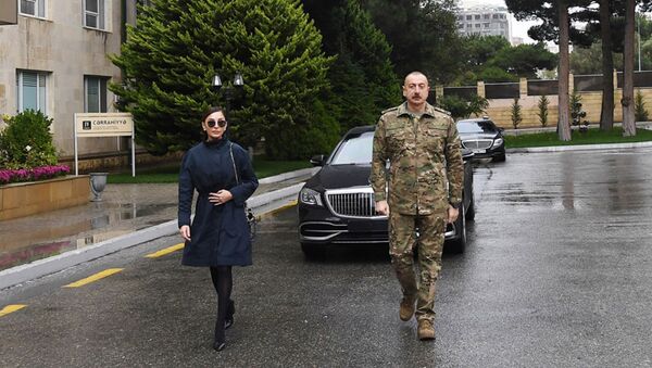 Президент Азербайджана Ильхам Алиев и Первая леди Мехрибан Алиева встретились с военнослужащими, проходящими лечение в Клиническом медцентре №1 - Sputnik Azərbaycan