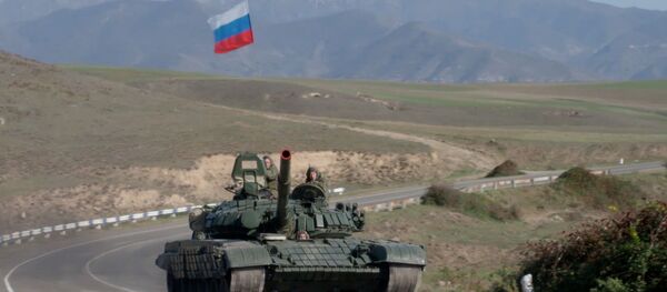 Российские миротворцы следуют к пункту назначения по Лачинскому коридору  - Sputnik Азербайджан