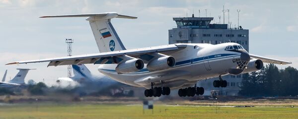 Ил-76 вылетает с аэродрома Ульяновск-Восточный Ил-76 вылетает с аэродрома Ульяновск-Восточный - Sputnik Азербайджан
