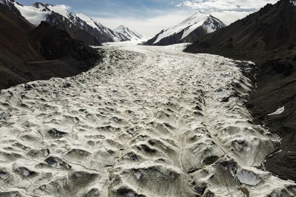 Потоки талой воды с ледника Лаохугоу № 12 в горах Цилянь в провинции Ганьсу, Китай - Sputnik Азербайджан