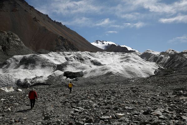 Ученые идут к леднику Лаохугоу № 12 в горах Цилянь, Китай - Sputnik Азербайджан