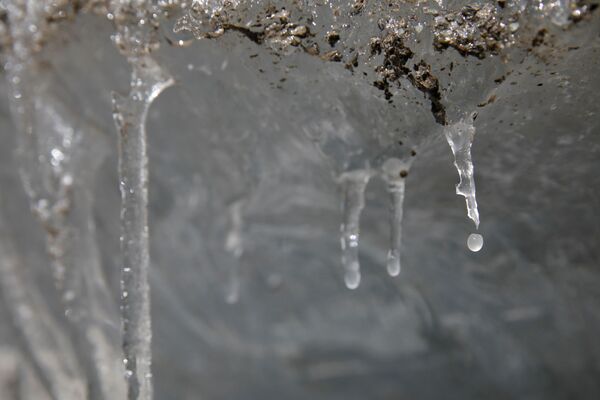Талая вода капает с сосульки на леднике Лаохугоу в горах Цилянь, в провинции Ганьсу, Китай - Sputnik Азербайджан