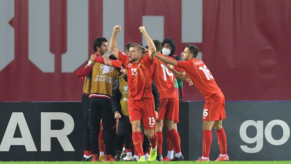 Футболисты сборной Северной Македонии радуются забитому мячу - Sputnik Azərbaycan
