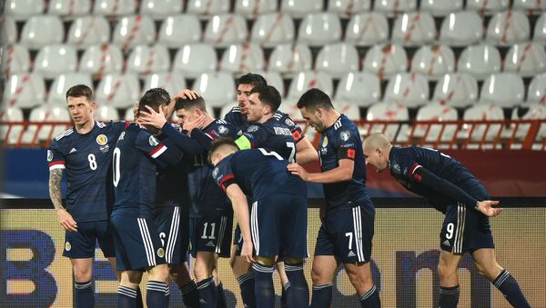 Футболисты сборной Шотландии радуются забитому мячу - Sputnik Азербайджан