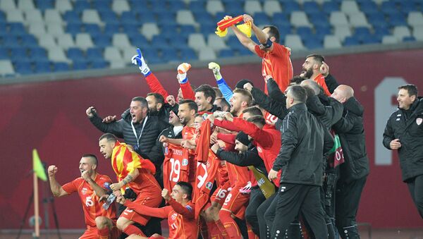 Футболисты сборной Северной Македонии радуются выходу на ЕВРО-2020 - Sputnik Азербайджан