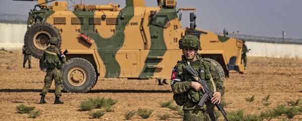 Русский солдат рядом с турецкой военной технике в Идлибе - Sputnik Азербайджан