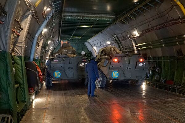 Переброска российских миротворцев для участия в миротворческой операции в зоне нагорно-карабахского конфликта - Sputnik Azərbaycan