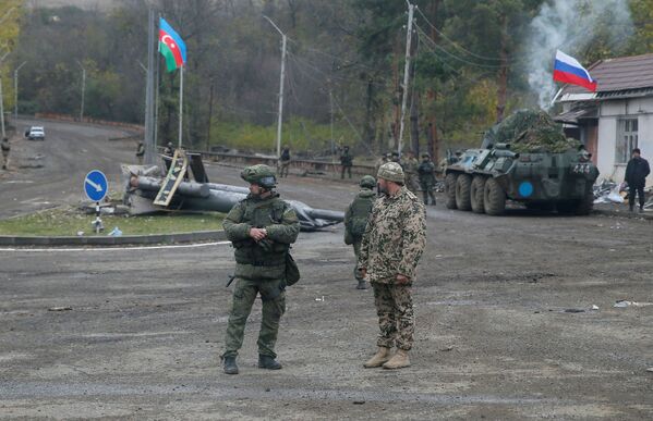 Российские миротворцы и военнослужащие азербайджанской армии рядом с Шушуой - Sputnik Azərbaycan