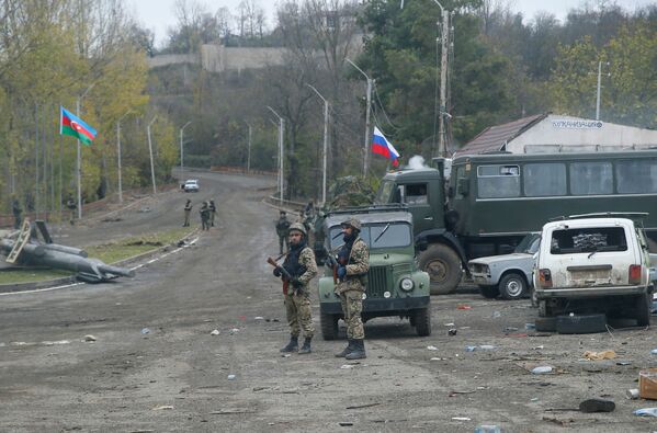 Российские миротворцы и военнослужащие азербайджанской армии рядом с Шушуой - Sputnik Азербайджан