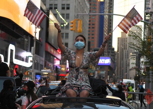 Девушка на одной из улиц в Нью-Йорке после новостей о победе на выборах президента США кандидата от Демократической партии Джозефа Байдена - Sputnik Азербайджан