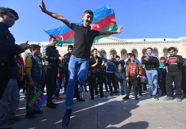 Люди радуются прекращению огня в Нагорном Карабахе - Sputnik Азербайджан