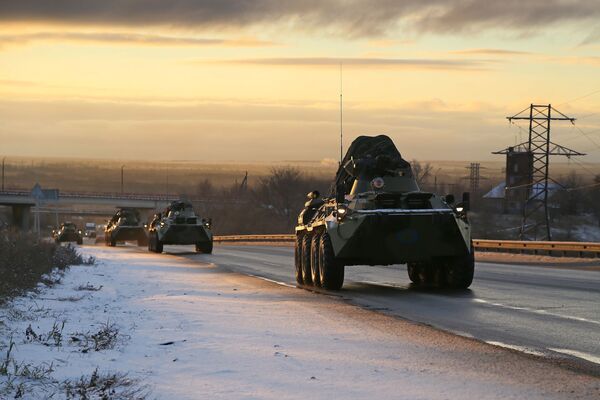 Колонна военной техники российских миротворцев в Самарской области на пути в Нагорный Карабах - Sputnik Азербайджан