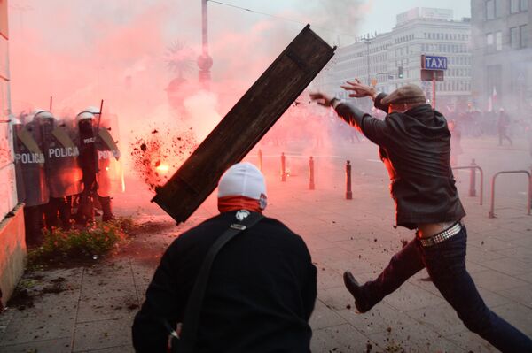 Столкновения полиции с участниками традиционного марша в Варшаве, организованного организациями националистов, по случаю Дня независимости Польши - Sputnik Азербайджан