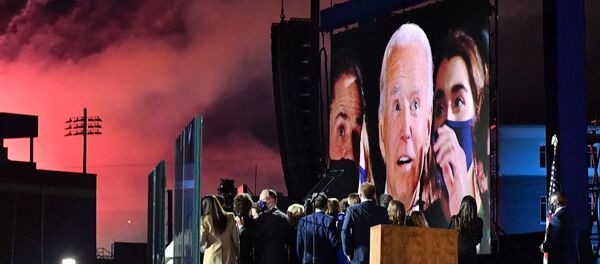 Джо Байден на большом экране в Уилмингтоне, США - Sputnik Азербайджан