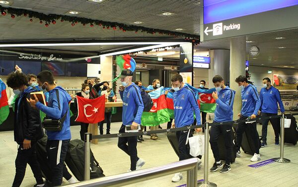 В аэропорту Люксембурга встречают футболистов и тренерский штаб сборной Азербайджана - Sputnik Азербайджан