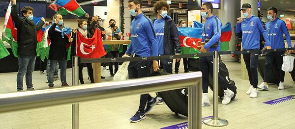 Azarkeşlər millimizi qarşılayıb - Sputnik Азербайджан