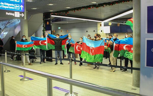 В аэропорту Люксембурга встречают футболистов и тренерский штаб сборной Азербайджана - Sputnik Азербайджан