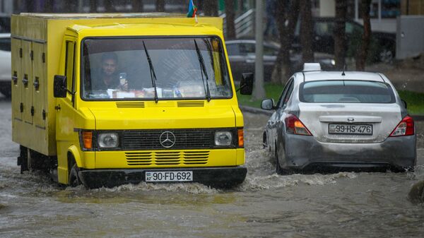Движение транспорта во время дождя в Баку - Sputnik Азербайджан