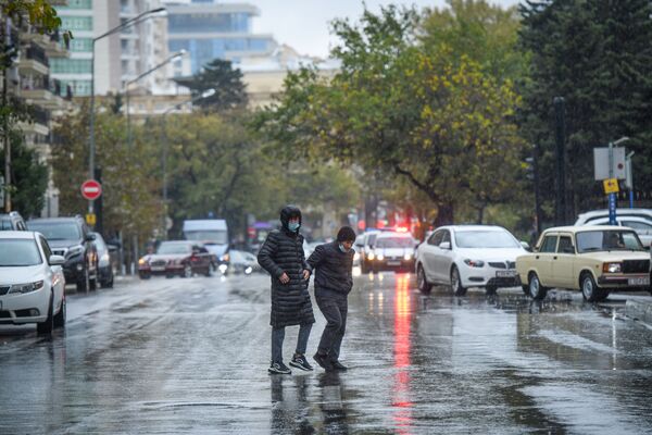 Дождливая погода в Баку - Sputnik Азербайджан