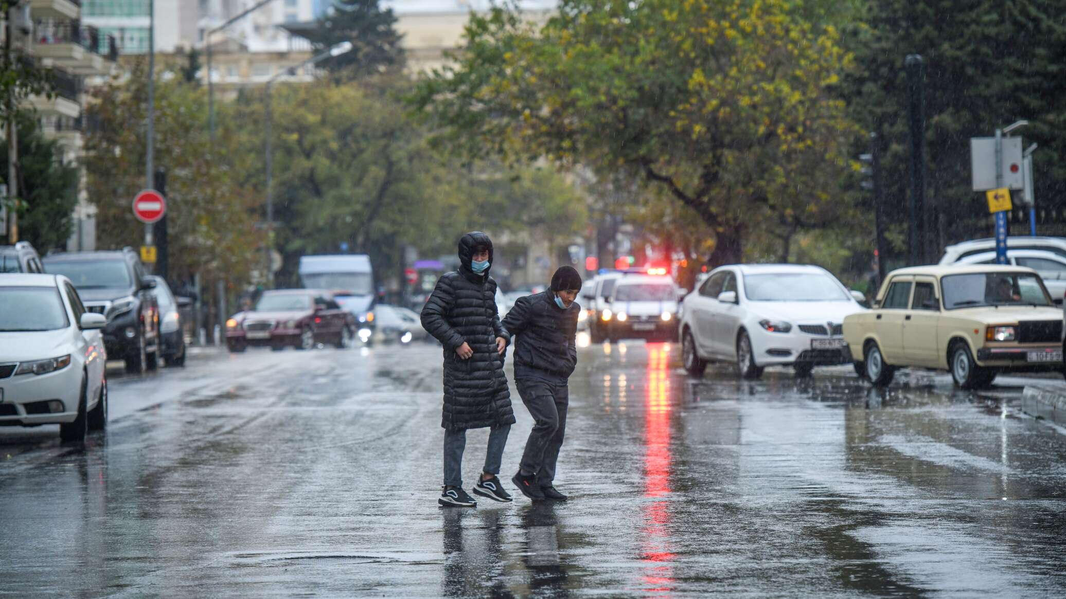 Погода в азербайджане на 10. Ливень Баку. Дождь в Азербайджане. Погода. Ветер в Баку.