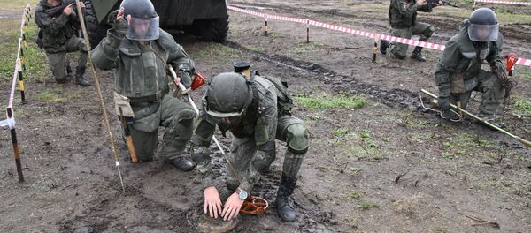 Саперы во время демонстрации работы по разминированию  - Sputnik Азербайджан