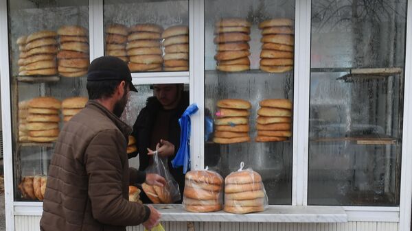 Мужчина покупает хлеб - Sputnik Азербайджан