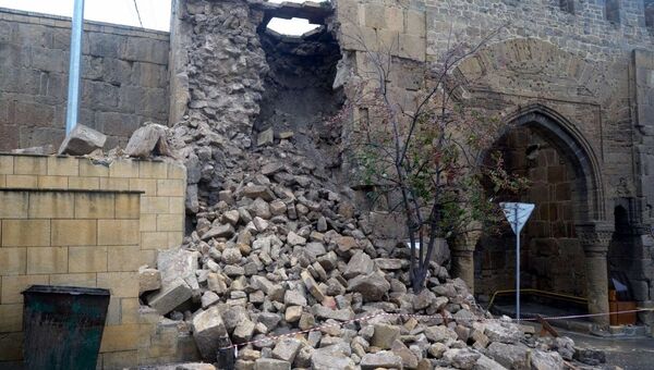 Часть стены крепости Нарын-кала, разрушенная в результате продолжительных дождей, в Дербенте - Sputnik Azərbaycan