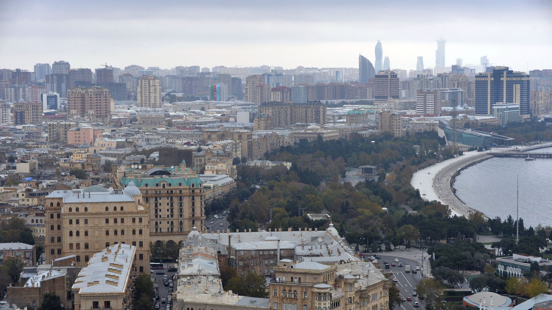 Вид на город со смотровой площадки в Баку. - Sputnik Azərbaycan, 1920, 30.03.2021