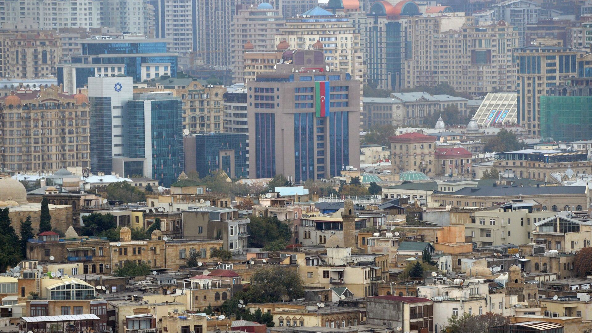 Вид на город со смотровой площадки в Баку. - Sputnik Азербайджан, 1920, 30.05.2022