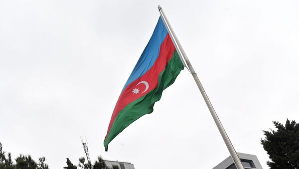Государственный флаг Азербайджана на фоне здания Национального собрания Азербайджана в Баку. - Sputnik Azərbaycan
